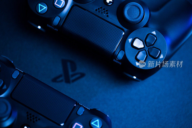 俄罗斯，2019年10月24日:PS4主机背景。Playstation 4控制器。索尼游戏机